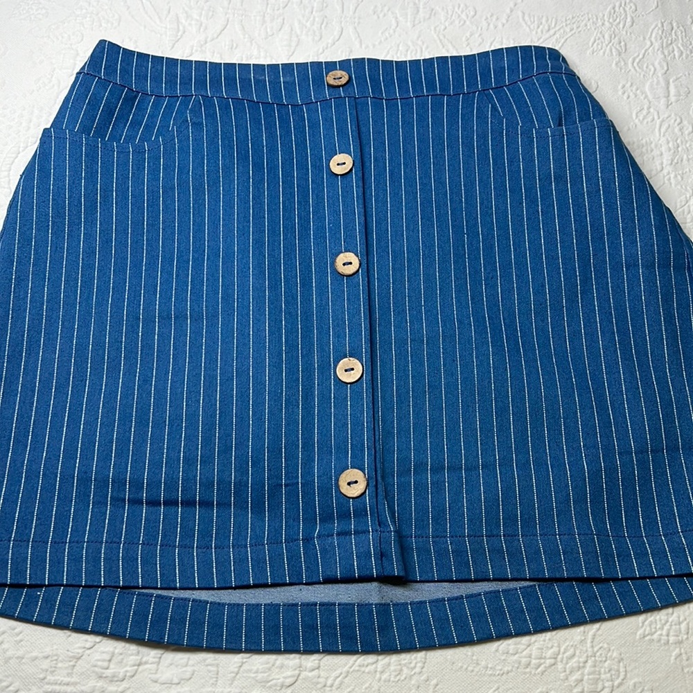 ⭐️🌸NWT Bailey’s Blossoms boutique pin stripe blue mini skirt size medium